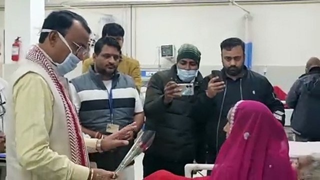 डिप्टी सीएम बैरवा ने भेंट किया गुलाब, कहा जल्द स्वस्थ्य होंगे