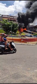 Vídeo: Ônibus pega fogo na Santa Mônica e assusta moradores