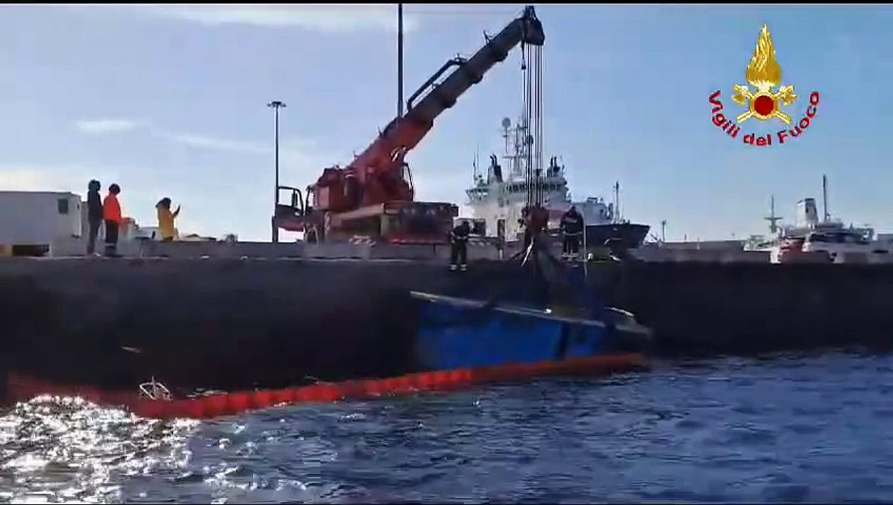 Messina, peschereccio affonda al molo Norimberga: recuperato dai vigili del fuoco. Indagini in corso