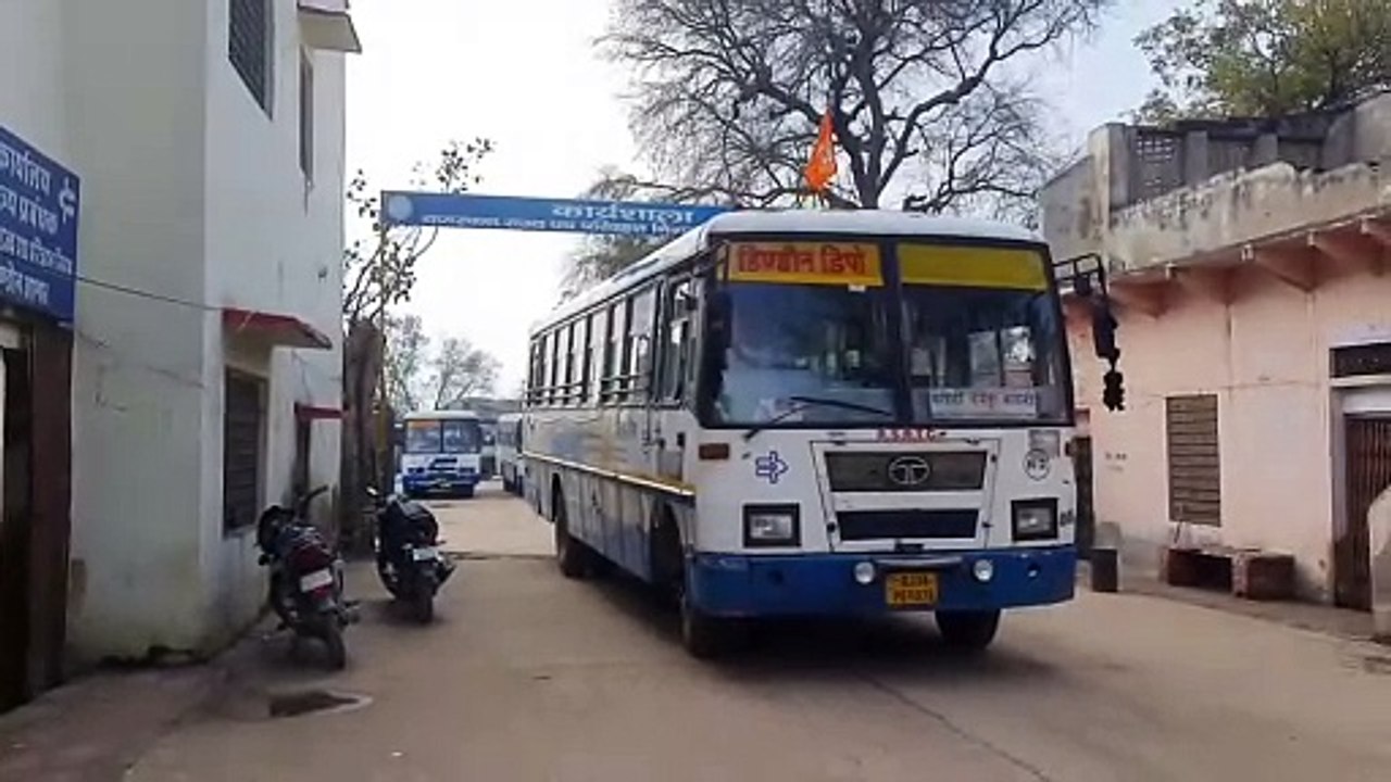 नए नियम के विरोध में बस सारथियों ने छोड़ी रोडवे...
