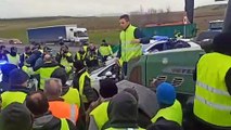 Agricultores mueven un coche de la Guardia Civil en Navarra que impedía su paso