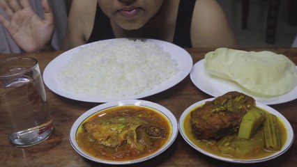 Download Video: Eating Pomfret Fish Curry, Rohu Fish Curry with Drumstich and Potato, Pappad Fry, White Rice