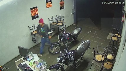 Câmera flagra assaltante rendendo funcionários em lanchonete no Coqueiral