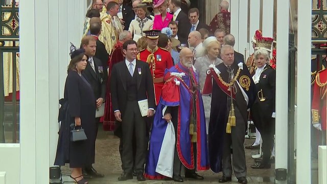 Príncipe Harry vai ao Reino Unido ver Charles III após diagnóstico de câncer