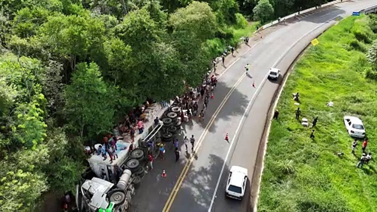 Carreta carregada com coxas de frango tomba e tem carga saqueada na BR-277 em Nova Laranjeiras