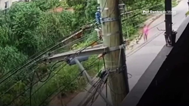 Vídeo mostra exato que ônibus suplementar cai dentro de córrego em BH