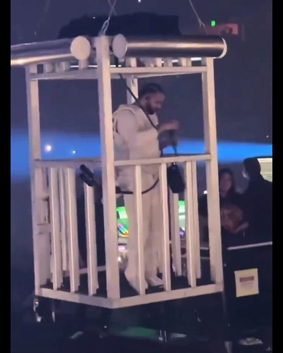 Drake tells crowd he no longer performs his verses on Rihanna's "Work"