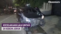 Dua Mobil Adu Banteng di Kebon Jeruk Sampai Ringsek
