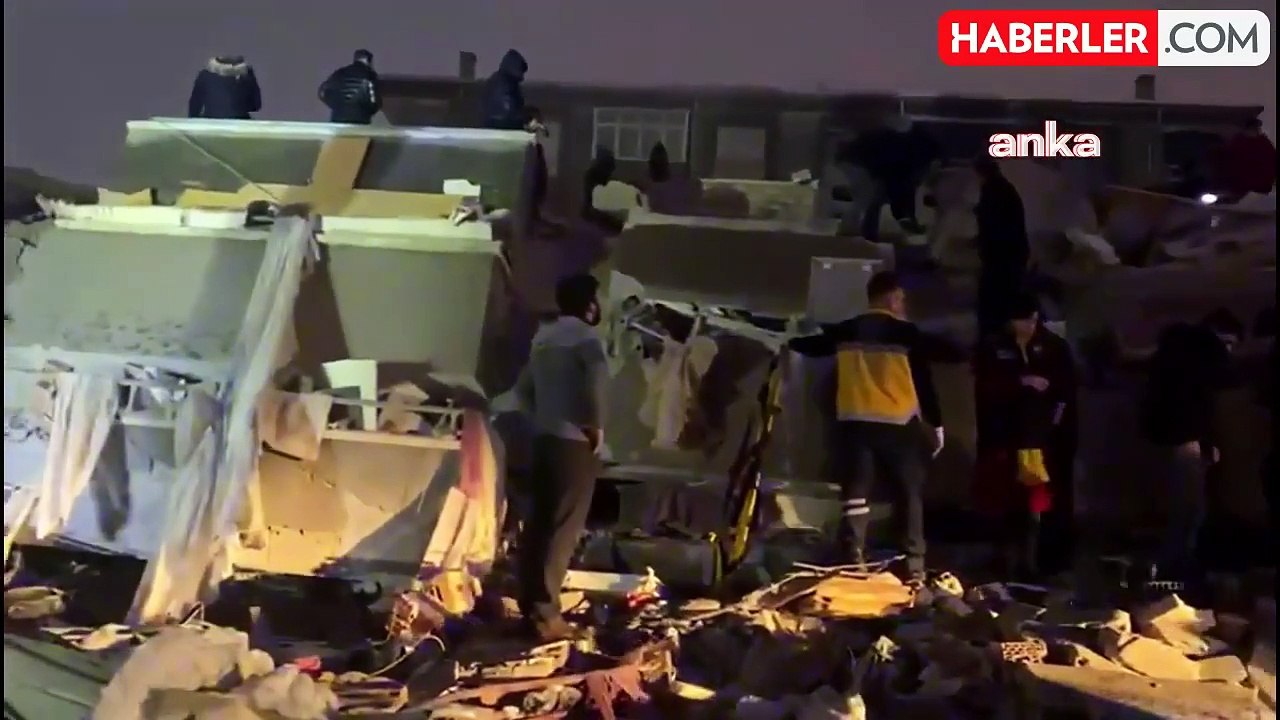 Türkiye'de Saatler 04: 17'de Durdu: Kaderine Terk Edilmiş Şehirler, Yıkılmayı Bekleyen Binalar; Suya, Hastaneye Muhtaç İnsanlar.