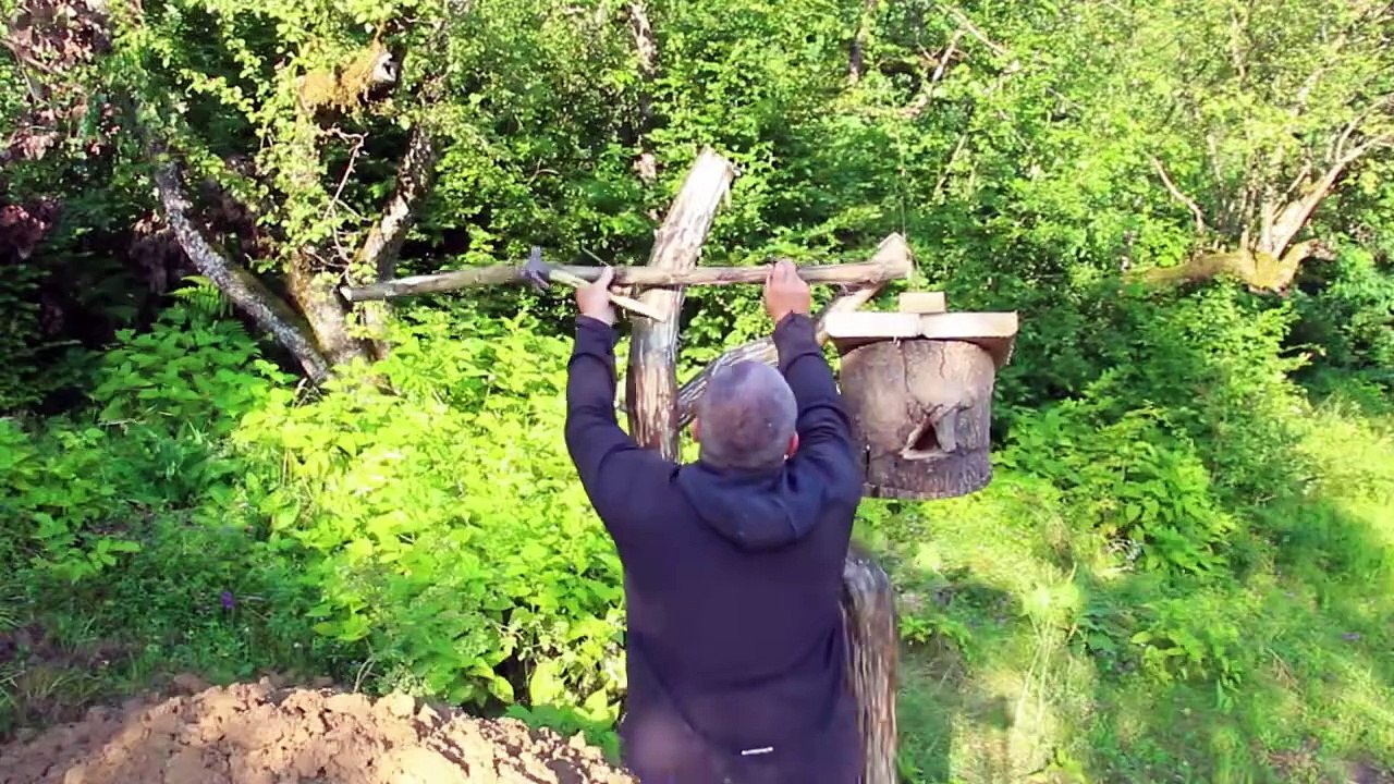 Originally planning to build a house in the mountains, he did not expect to build a luxurious mansion worth millions of dollars.