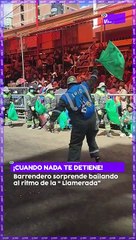 ¡Cuando nada te detiene! Barrendero sorprende bailando al ritmo de la llamerada en el último convite.