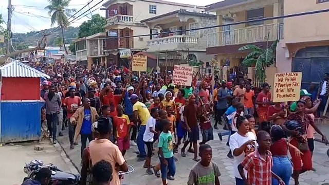 Plizyè santèn sitwayen manifeste nan vil Pòdpè pou mande demisyon premye minis Dr. Ariel Henry