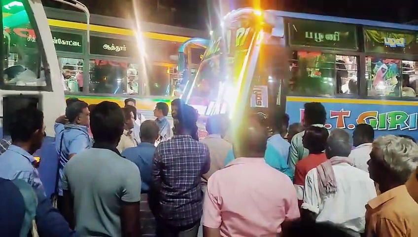 ஹாரன் அடிச்சா வழிவிட முடியாதா? செம்பட்டியில் அரசு, தனியார் பேருந்து ஓட்டுநர்கள் மோதலால் பரபரப்பு