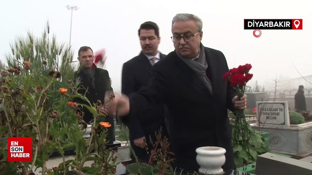 Diyarbakır Valisi depremde hayatını kaybedenlerin mezarlarına karanfil bırakıldı
