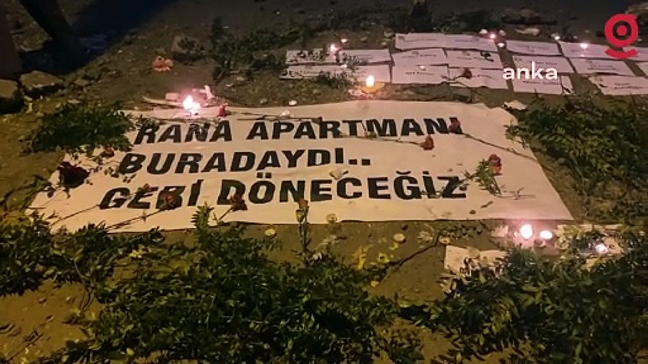 Rana Apartmanı önüne depremde hayatını kaybedenlerin ve kayıpların isimlerinin yazdığı kağıtlar, karanfiller ve mumlar bırakıldı