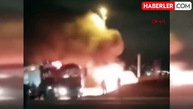 Seyir halindeyken motoru tutuşan hafif ticari araç alev topuna döndü; o anlar kamerada