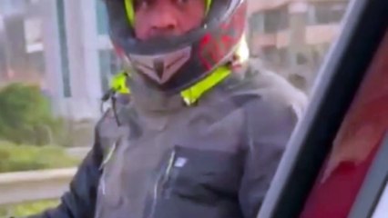 Motosikletli, kadın sürücünün aracına tekme attı, tükürerek taciz etti