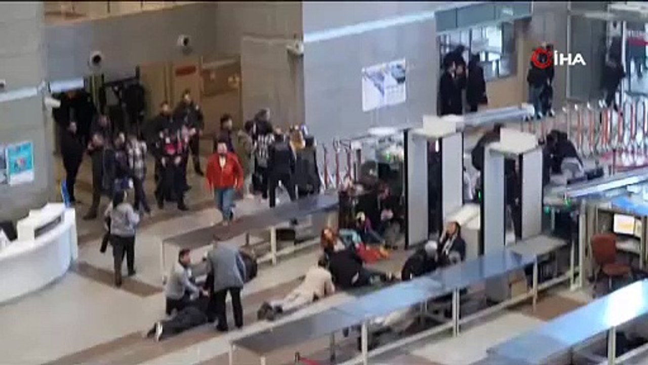 Çağlayan Adliyesi C Kapısı önünde silah sesleri yükseldi, silah seslerini duyanlar panikle yere yattı