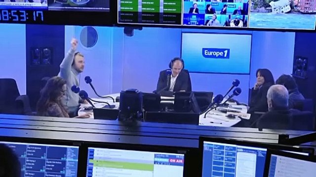 François Bayrou ne perd pas le nord et Xavier Bertrand se met au stand up : le zapping politique de Dimitri Vernet