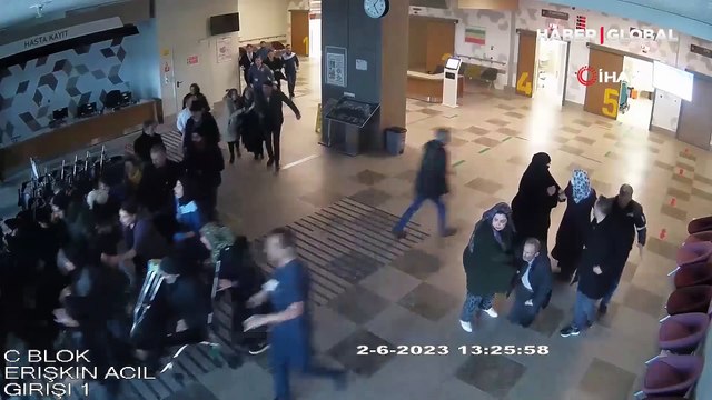 Kimi yerlere düştü, kimi kendinden önce başkasının yardımına koştu: Deprem kenti Elazığ'da deprem anına ilişkin yeni görüntüler ortaya çıktı