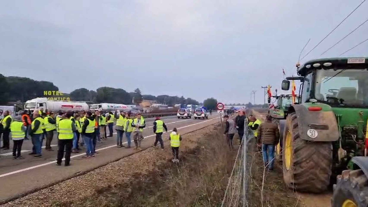 Los agricultores cortan la A-62, entre Tordesillas y Villamarciel (Valladolid)