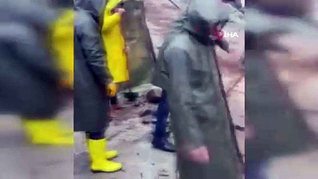 Durmadan yağan yağmur sokakları dereye çevirdi