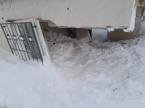 Çığ düşen evdeki anne ve 2 çocuğu son anda kurtuldu