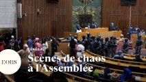 Sénégal : les députés d'opposition évacués au moment du vote du report de la présidentielle