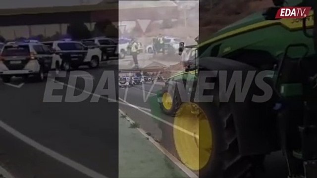 Vean cómo la Guardia Civil bloquea el paso de los agricultores y sus tractores