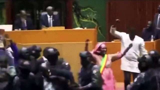 El Parlamento de Senegal pospone las elecciones presidenciales tras expulsar a la oposición