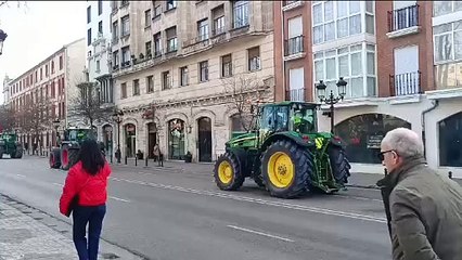 Los tractores avanzan por la plaza Vega
