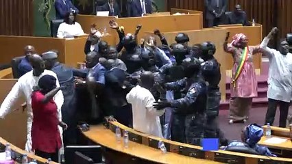 Sénégal: la présidentielle officiellement reportée dans une ambiance électrique au Parlement