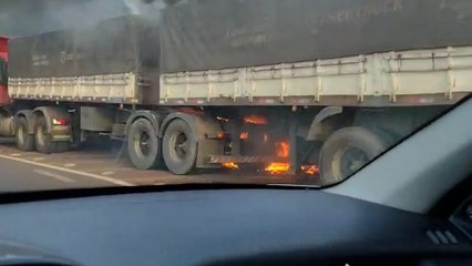 Download Video: Incêndio em veículo mobiliza Corpo de Bombeiros próximo ao Trevo Cataratas