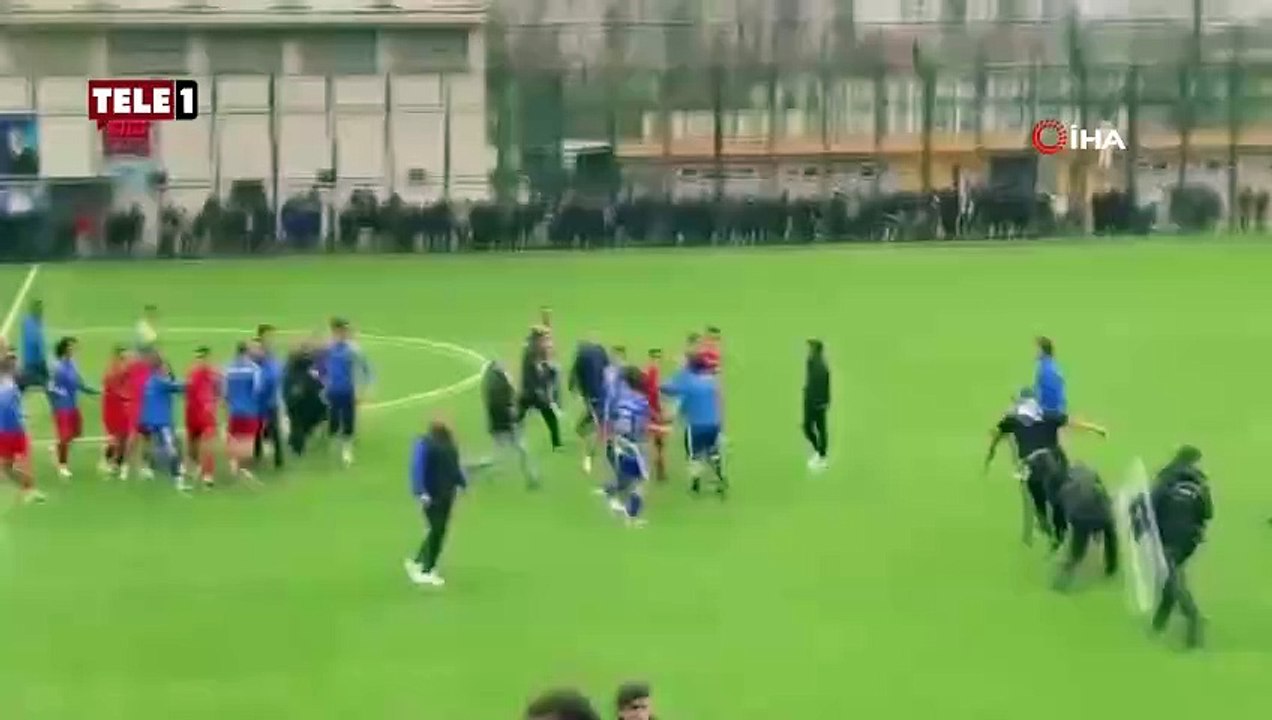 Yeşil saha boks ringine döndü! Tekme ve yumruklar havada uçuştu