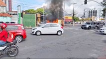 Ambulância do Samu pega fogo em trecho da Fernandes Lima, no Farol