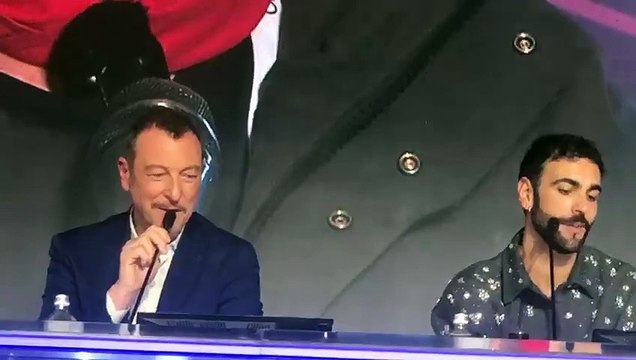 Amadeus e Mengoni cantano Bella Ciao in sala stampa