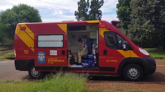 Colisão entre carro e moto deixa vítima ferida na Rua Suíça, no Bairro Cascavel Velho