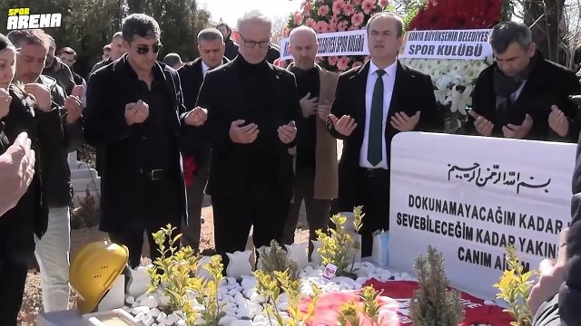 Depremde hayatını kaybeden Cemal Kütahya ve ailesi kabri başında anıldı