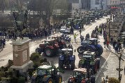 Los tractores colapsan las carreteras españolas para protestar contra Bruselas: 
