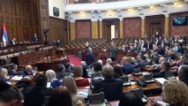 شاهد: رغم التقارير عن تزوير الانتخابات والمخالفات.. البرلمان الصربي الجديد يبدأ أعماله