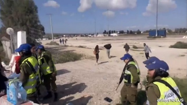 Manifestanti israeliani bloccano camion di aiuti per Gaza