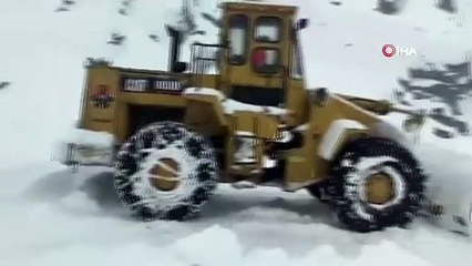 Felaketten dönüldü! Karayoluna çığ düştü!