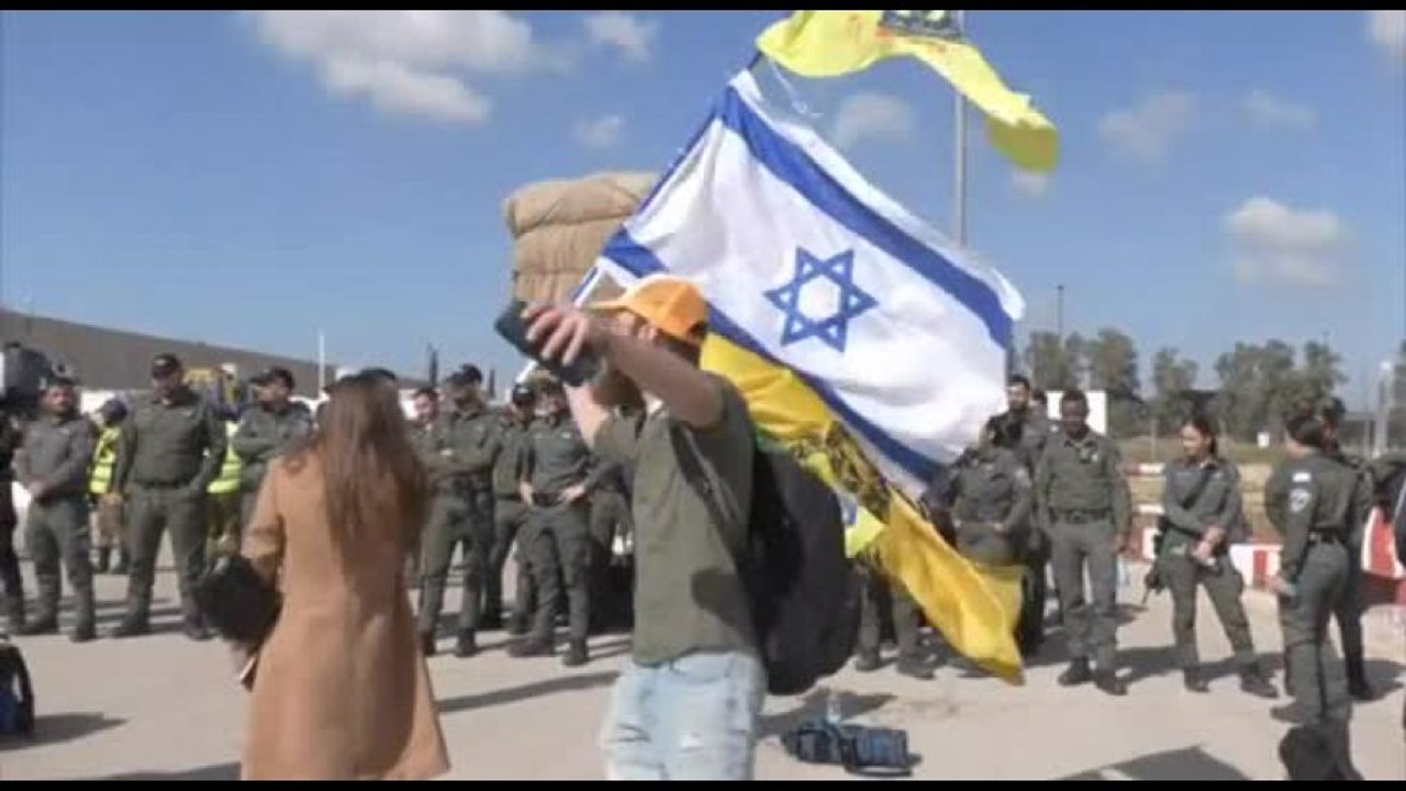 Manifestanti israeliani bloccano camion di aiuti per Gaza