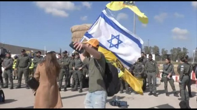 Manifestanti israeliani bloccano camion di aiuti per Gaza