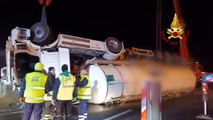 Camion cisterna si ribalta in autostrada: conducente messo in salvo dai soccorritori (06.02.24)