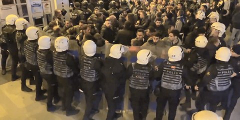 Beşiktaş'taki deprem anmasına katılan bir grup iskelede gözaltına alındı