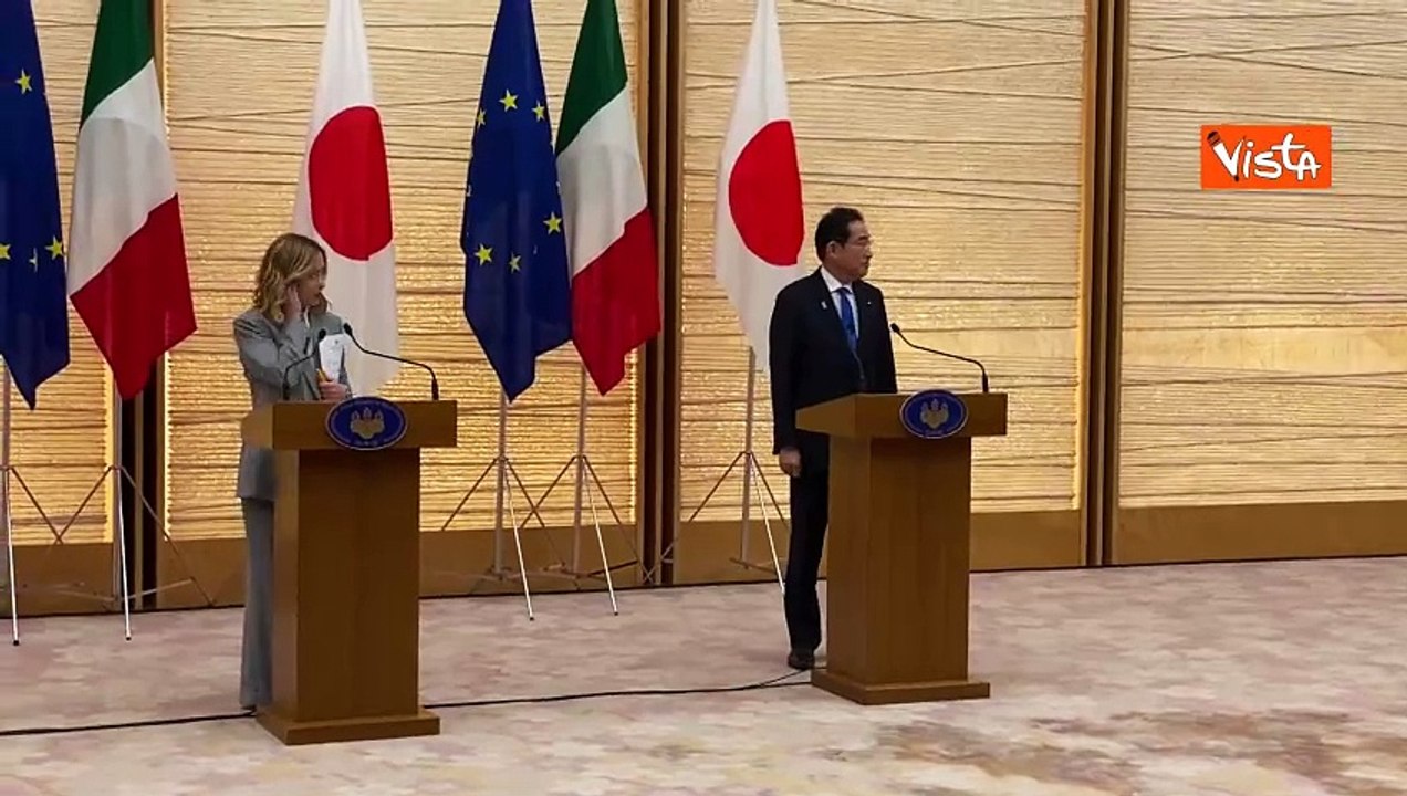 La stretta di mano tra Kishida e Meloni a Tokyo (ma la premier si gira prima per lasciare i fogli)