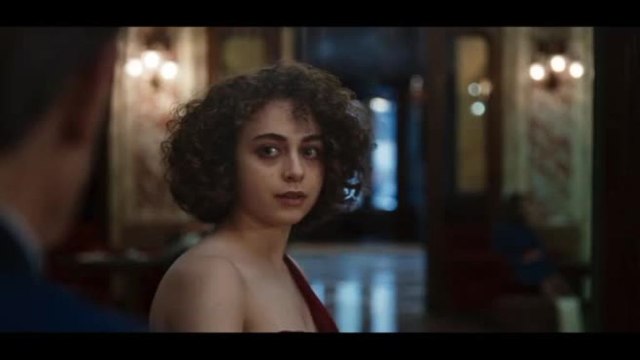 Finalmente l'alba , Costanzo: sguardo di una ragazza contro il cinismo