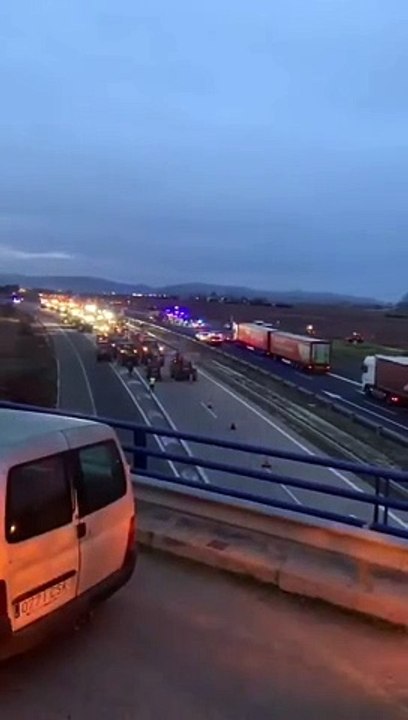 Le mouvement des agriculteurs en colère gagne l'Espagne.Des milliers de tracteurs bloquent des dizaines de routes notamment aux entrées des grandes villes pour protester contre les prix bas, la concurrence déloyale,