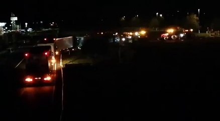 ALLEMAGNE – 4 février 2024 22h30  - Les agriculteurs ont bloqué l'entrepôt central d'ALDI à Bingen-Sponsheim avec des tracteurs et des tas de fumier.